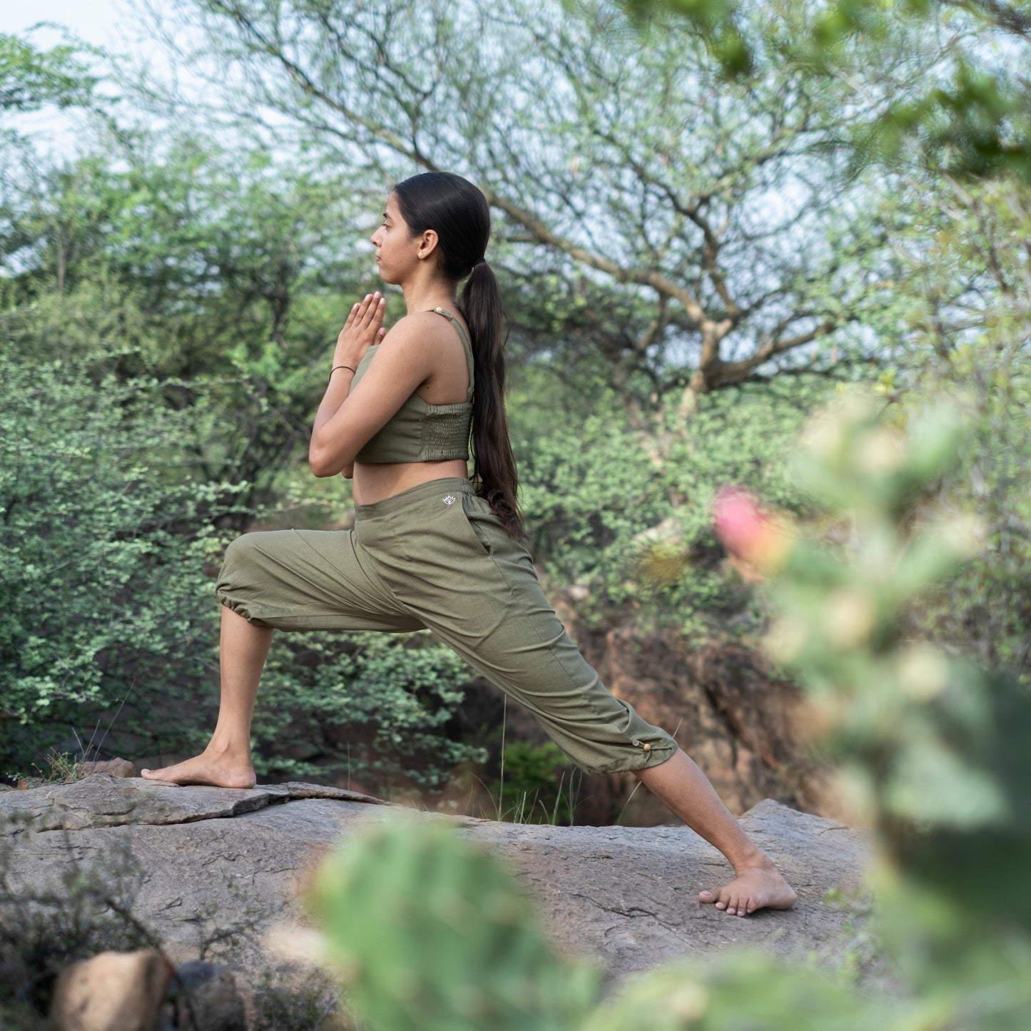 Women’s cotton yoga outfit in sage green – stylish & stretchable