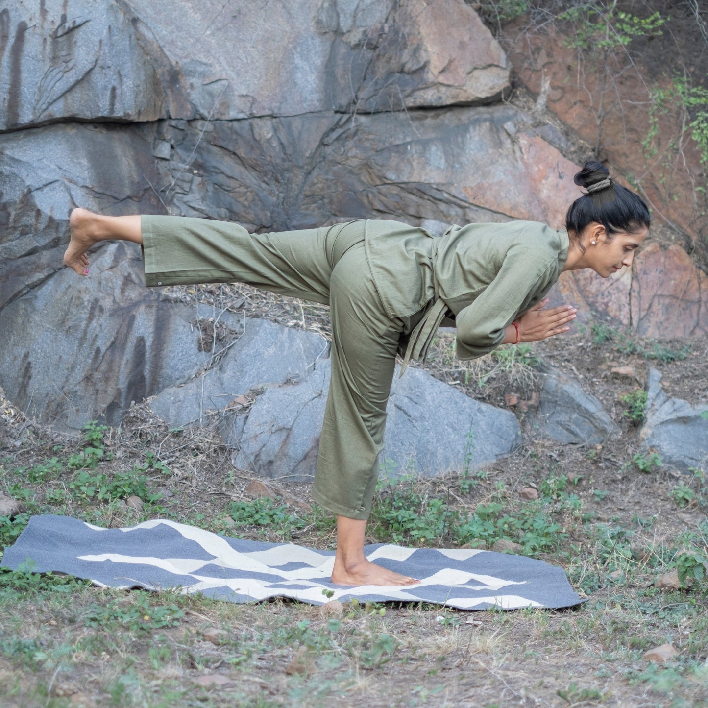 Pastel green cotton yoga trousers for women – eco-style