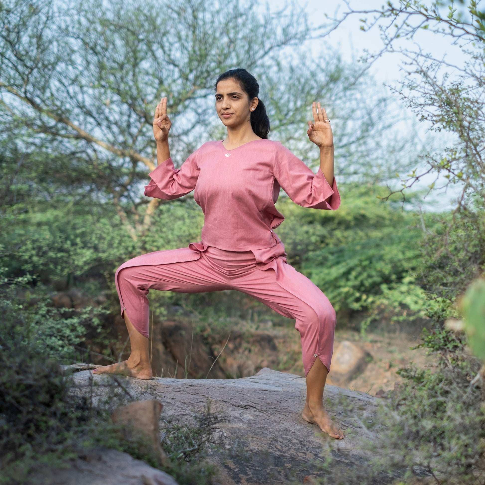 Soft pink yoga tank top – sustainable cotton by Akiso