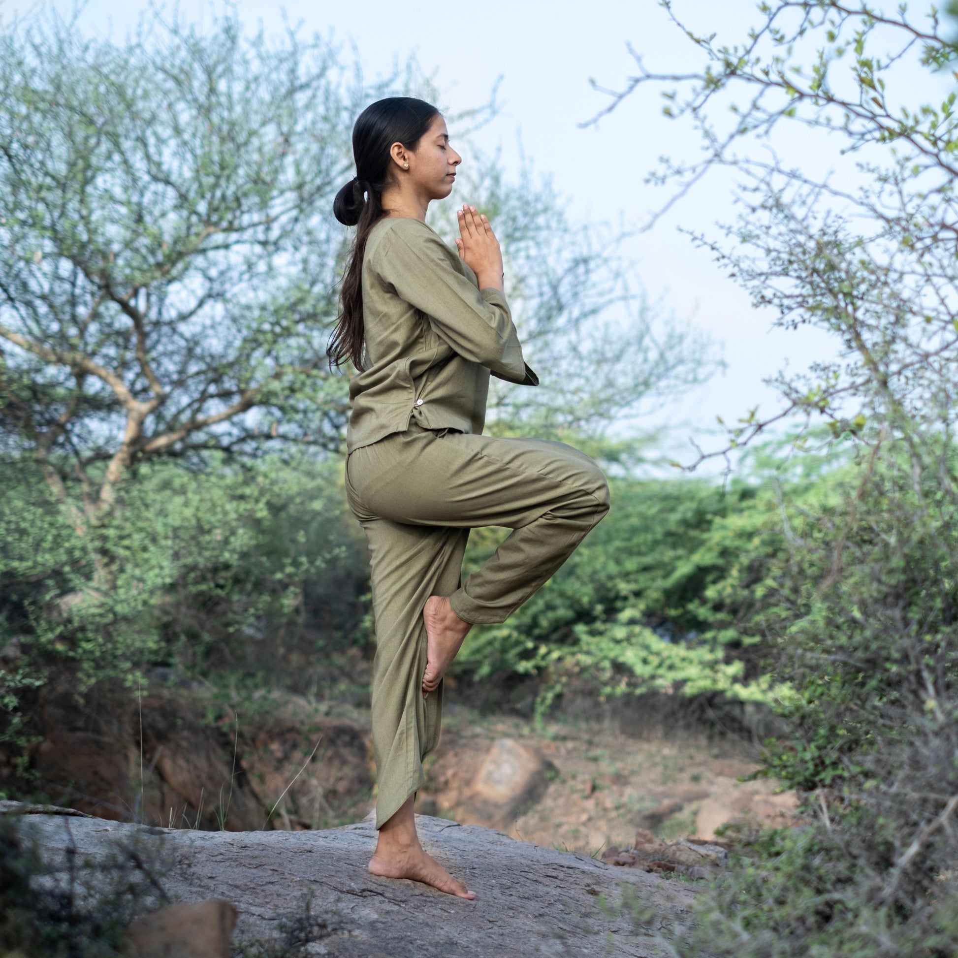 Green cotton yoga pants for women – breathable and flexible by Akiso