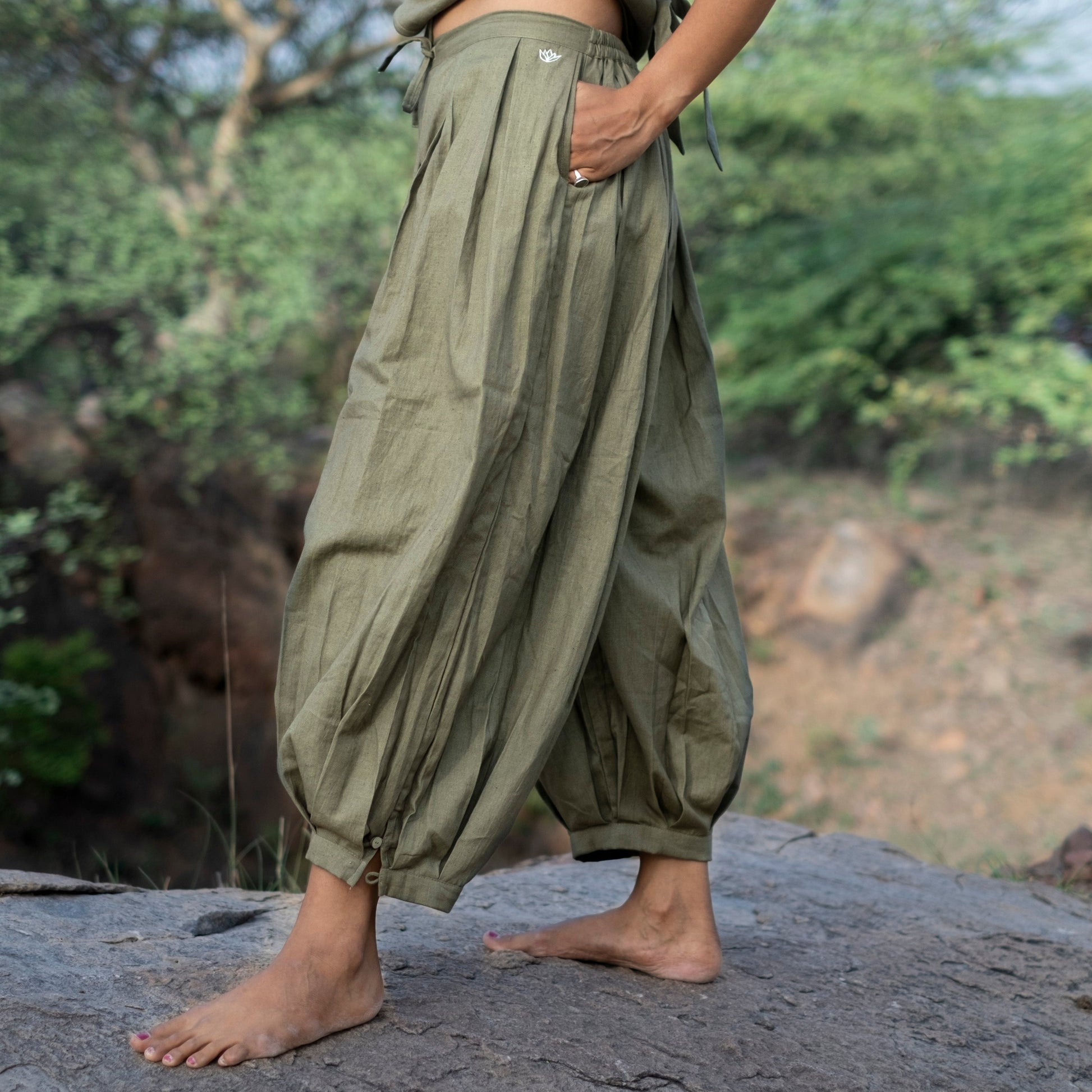 Women’s green cotton yoga Pants– comfortable and eco-conscious by Akiso