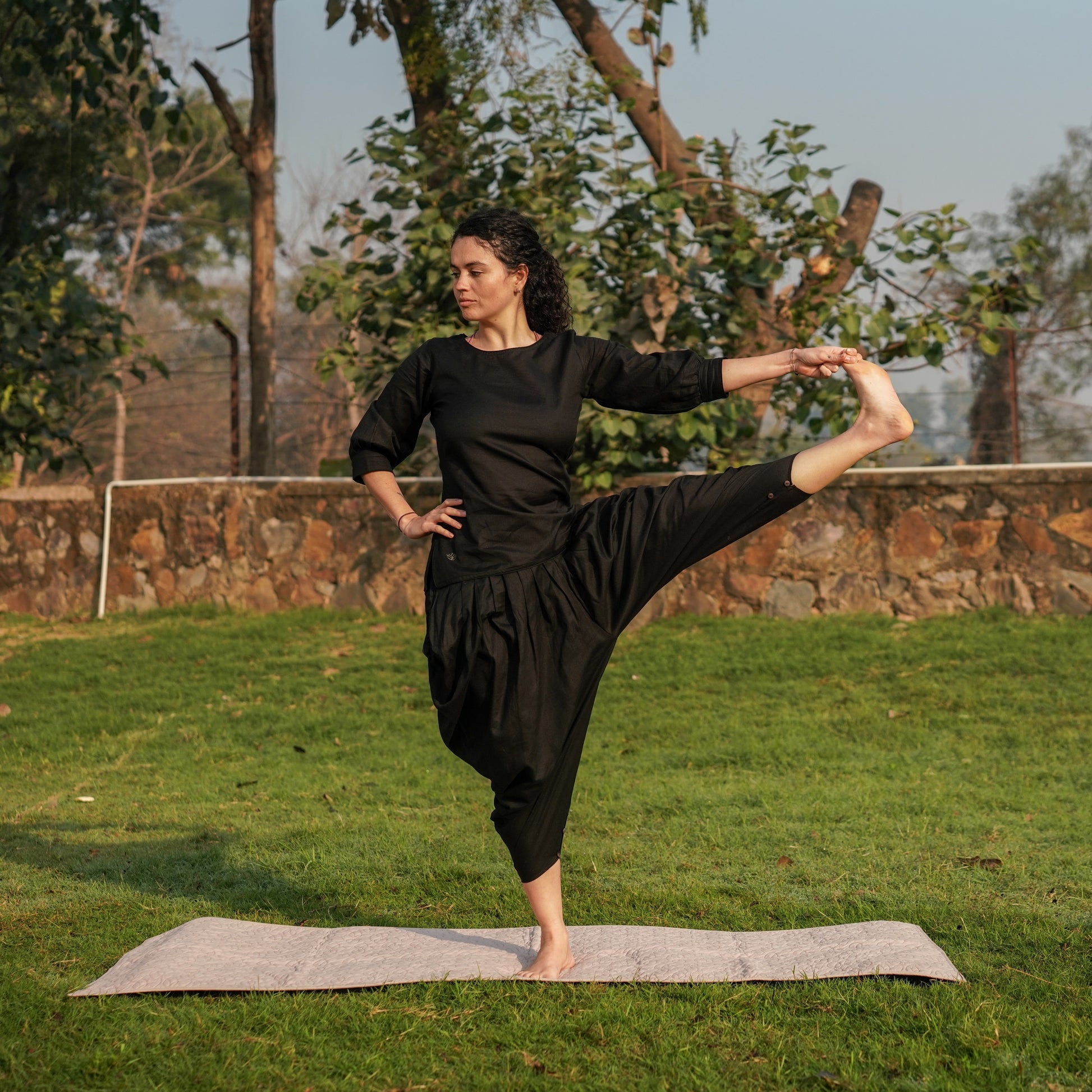 Women Cotton Yoga Pants and Yoga Top Set Black -Buddhi |AKISO